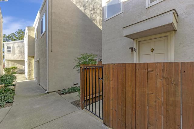1896 San Vincente Dr, Concord CA: https://media.crmls.org/mediaz/dbf4c371-d9d2-4b6d-9f8c-0f1148f2d1dd.jpg