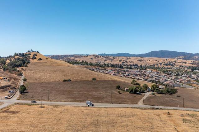 120 Enterprise Road, Hollister CA: https://media.crmls.org/mediaz/dbf50092-55dc-4deb-94ca-619ae401a0f6.jpg