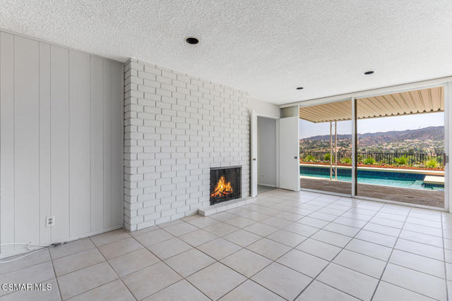 18854 Edleen Drive, Tarzana CA: https://media.crmls.org/mediaz/dbf50809-c900-4979-9c93-640ae4da31cc.jpg