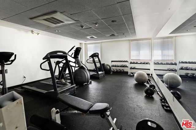 325 Arnaz Drive, Los Angeles CA: https://media.crmls.org/mediaz/dbf518aa-99aa-4109-bffc-37e7729db210.jpg