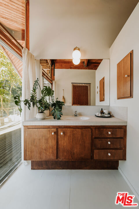 https://media.crmls.org/mediaz/dbf51967-8624-48a6-a1f8-c06cb614a5ba.jpg?preset=X-Large