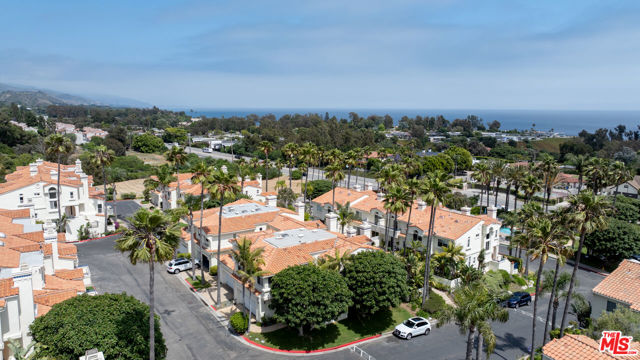 6453 Zuma View Place, Malibu CA: https://media.crmls.org/mediaz/dbf531f7-3f51-471f-a5e8-df4d1f7db1d8.jpg