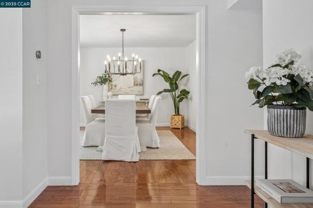 6 Greenwood Ct, Orinda CA: https://media.crmls.org/mediaz/dbf59550-226c-46d1-9470-2ce669b2fb85.jpg