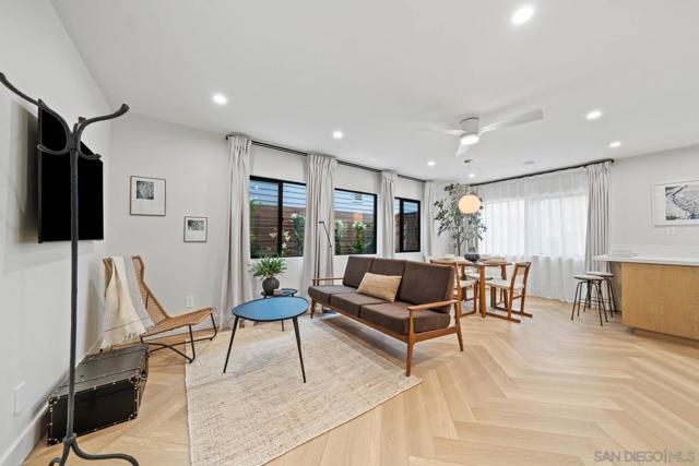 7372 Bishops Ln, La Jolla CA: https://media.crmls.org/mediaz/dbf5a51c-83f9-4d82-9c44-b4dc136917ad.jpg