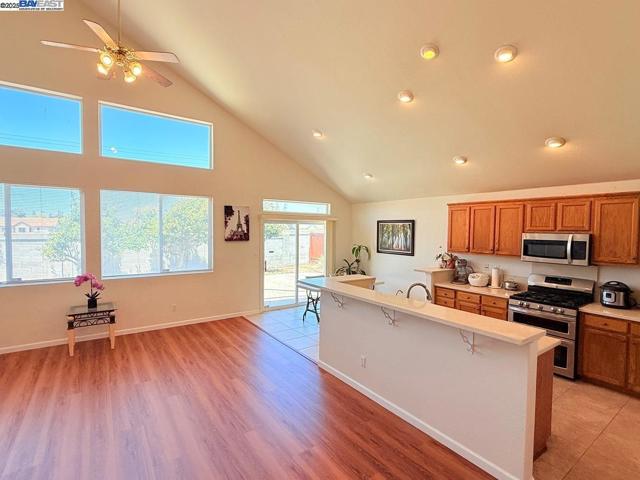 1322 Emerson Dr, Pittsburg CA: https://media.crmls.org/mediaz/dbf70cc7-75a2-4aa8-9c95-b69f47e1f152.jpg