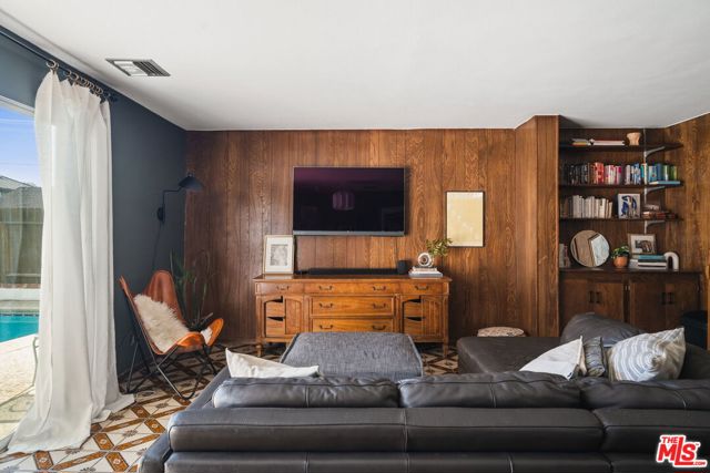 4748 Round Top Drive, Los Angeles CA: https://media.crmls.org/mediaz/dbf71a12-7cff-4487-afee-2e89ad79ec0c.jpg