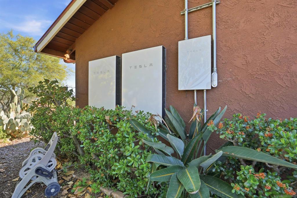 https://media.crmls.org/mediaz/dbf84346-87ea-47c5-8b06-5953245de582.jpg?preset=X-Large