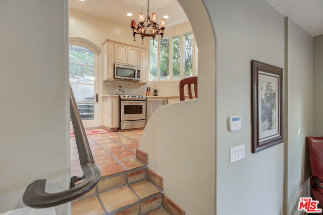 2880 NICHOLS CANYON Road, Los Angeles CA: https://media.crmls.org/mediaz/dbf8ad90-6028-4e5b-b5da-b0d4c4a56a5c.jpg