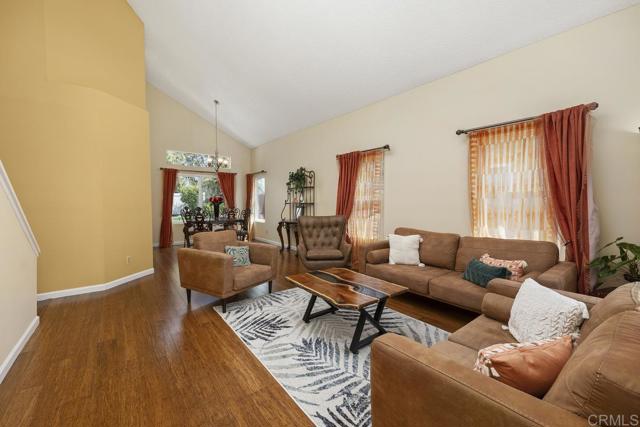 647 Boysenberry Way, Oceanside CA: https://media.crmls.org/mediaz/dbf8e641-4f4e-4b55-a4ea-50ddac89b2f2.jpg