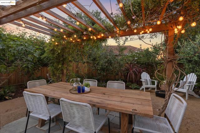 1511 Rose St, Berkeley CA: https://media.crmls.org/mediaz/dbf8ec3e-176e-40dc-b21b-dd8422f74807.jpg