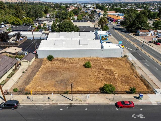 7711 Monterey Street, Gilroy CA: https://media.crmls.org/mediaz/dbf9a3f9-7bb5-428f-aff7-874e89819885.jpg