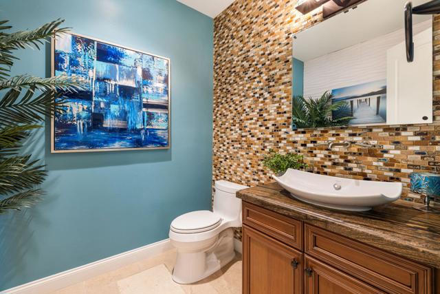 17 Emerald Court, Rancho Mirage CA: https://media.crmls.org/mediaz/dbfa2551-1ef3-4c30-be56-4e04051e15b8.jpg