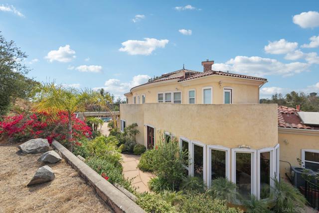 15035 Orchard View Dr, Poway CA: https://media.crmls.org/mediaz/dbfa4885-82f7-44fb-97ea-93034eac88e2.jpg