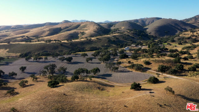 10550 Foxen Canyon Road, Los Olivos CA: https://media.crmls.org/mediaz/dbfb3995-566e-4d11-987b-351547fb69ff.jpg