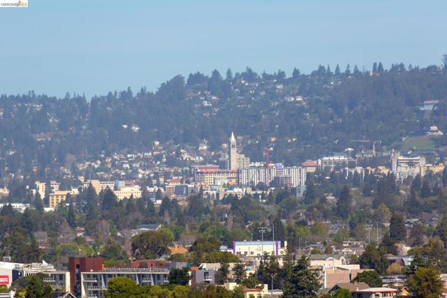 565 Bellevue Ave, Oakland CA: https://media.crmls.org/mediaz/dbfb6f79-762a-4cb9-b15a-d94aeaacbd49.jpg