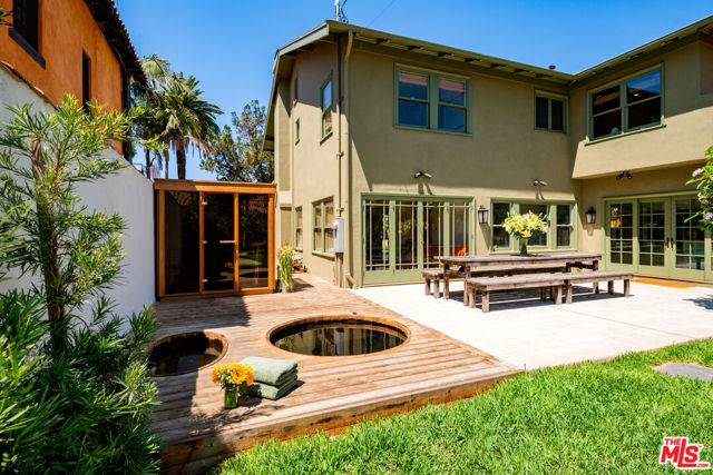1672 Buckingham Road, Los Angeles CA: https://media.crmls.org/mediaz/dbfb8008-b7f5-4be7-a66f-6748197995f7.jpg