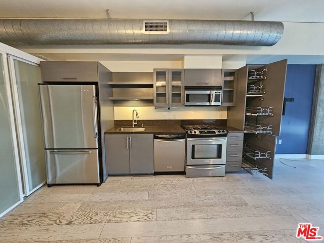 1111 S Grand Avenue, Los Angeles CA: https://media.crmls.org/mediaz/dbfc2258-bb54-4442-ba42-2d9a809108b1.jpg