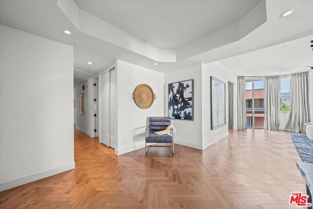300 N Swall Drive, Beverly Hills CA: https://media.crmls.org/mediaz/dbfc5528-ed54-4af2-9ff9-6e74076c0e48.jpg