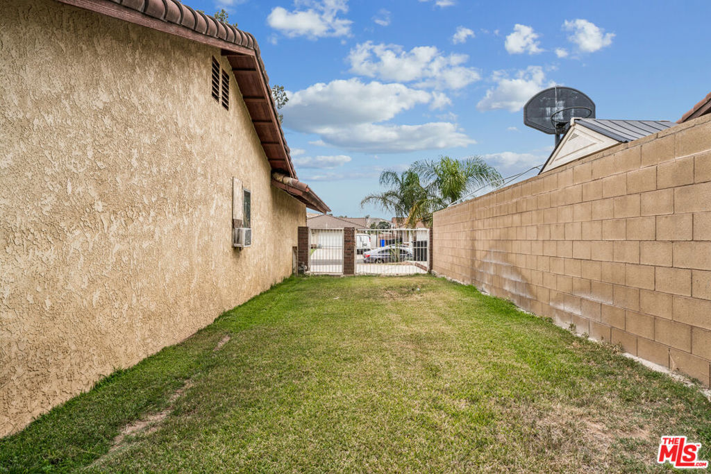 https://media.crmls.org/mediaz/dbfc9956-de8e-4757-a081-41faa496a856.jpg?preset=X-Large