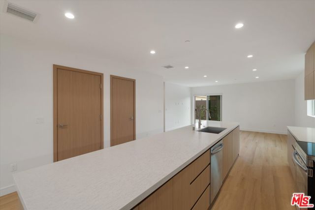 5530 1/2 Sunnyslope Avenue, Sherman Oaks CA: https://media.crmls.org/mediaz/dbfe149d-d28f-493a-bddc-1a6bd88695eb.jpg