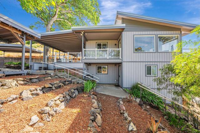 12340 Lakeshore Drive, Clearlake CA: https://media.crmls.org/mediaz/dbfe88f8-1a4d-4840-afb4-e99bd3cf4f63.jpg