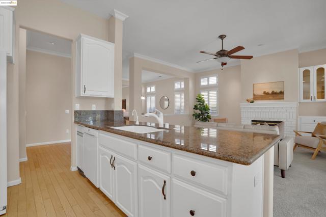 540 Central Park Pl, Brentwood CA: https://media.crmls.org/mediaz/dbfec0af-96de-4d89-98d3-b17174104d2f.jpg