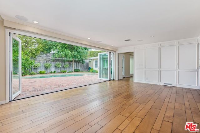 4211 West Toluca Lake Lane photo 10
