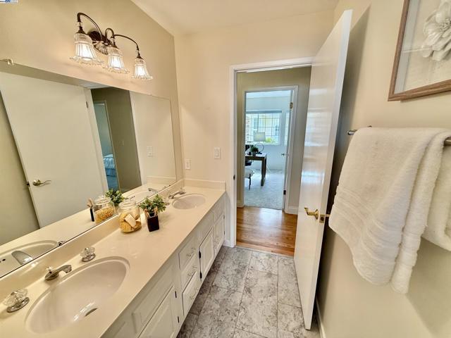 5647 Southbrook Dr, Clayton CA: https://media.crmls.org/mediaz/dbff59ec-1445-40ce-a0b5-d555501a8b39.jpg