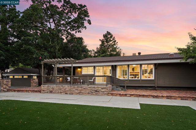 122 Stein Way, Orinda CA: https://media.crmls.org/mediaz/dbff7eca-adcb-4d9a-898c-343e17a526ab.jpg