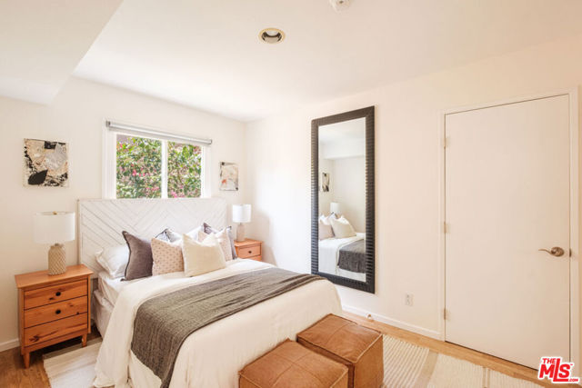 980 Oneonta Drive, Los Angeles CA: https://media.crmls.org/mediaz/dbffc01d-1837-4088-bb5b-521e41ac48e2.jpg