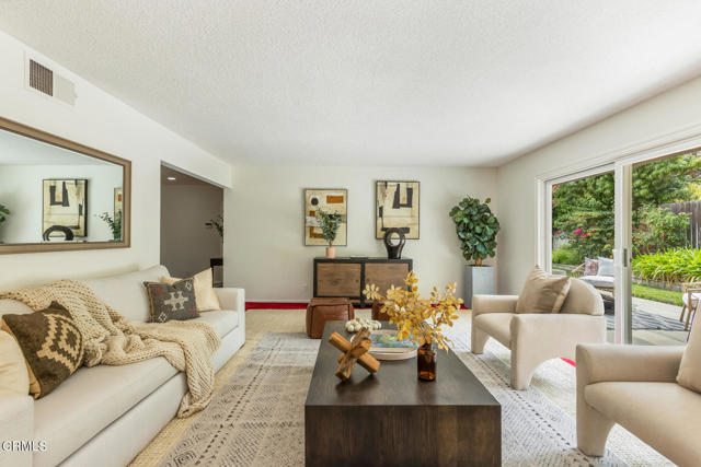 5766 Briartree Drive, La Canada Flintridge CA: https://media.crmls.org/mediaz/dc000753-812c-40c7-90d3-f67f3279001b.jpg