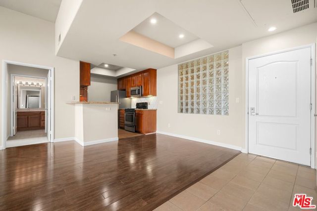 10275 Missouri Avenue, Los Angeles CA: https://media.crmls.org/mediaz/dc000857-1f9a-453d-9ed8-68009fa49acc.jpg