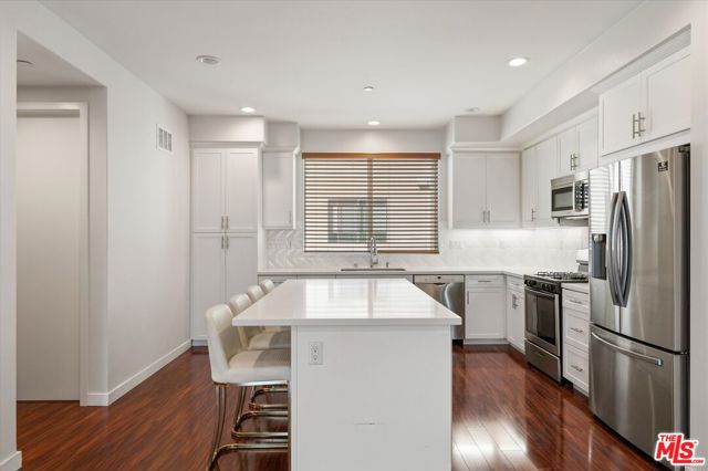 13225 Victory Boulevard photo 10