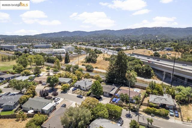 615 Manuel Dr, Novato CA: https://media.crmls.org/mediaz/dc000a4d-34ec-4604-9b6a-adcd5878eb1d.jpg
