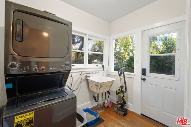 646 N Dillon Street, Los Angeles CA: https://media.crmls.org/mediaz/dc0012ef-5a79-4eca-a77d-b58f070c8ce5.jpg