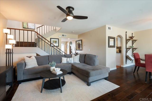 Detail Gallery Image 3 of 31 For 919 Wentworth Cir, Vista,  CA 92081 - 3 Beds | 2/1 Baths