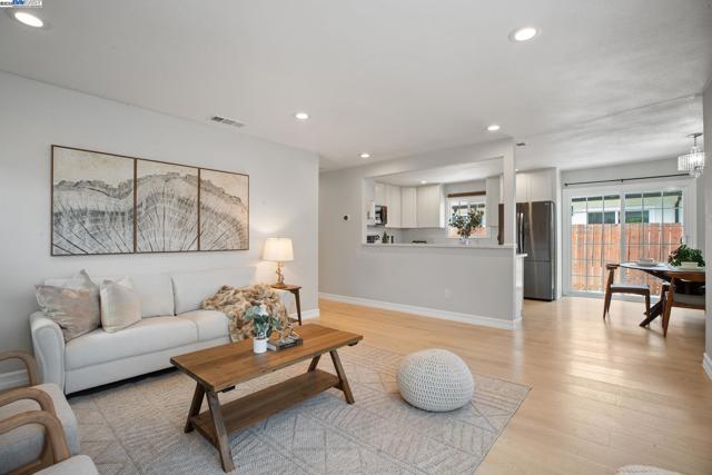 36523 Cherry St, Newark CA: https://media.crmls.org/mediaz/dc00c2c9-8b71-4543-b9c5-503e076f426b.jpg