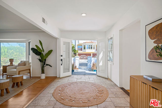 7145 Trask Avenue, Playa del Rey CA: https://media.crmls.org/mediaz/dc00ddfb-af2c-4db8-a6d5-1521e831e267.jpg