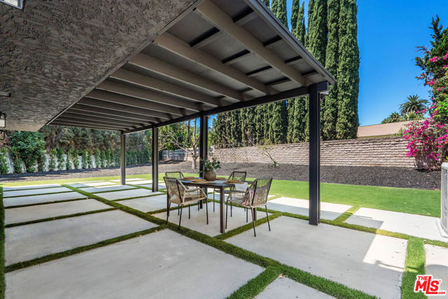 22357 Welby Way, Woodland Hills CA: https://media.crmls.org/mediaz/dc0186eb-da8e-4e3f-9add-da3718aa51e9.jpg