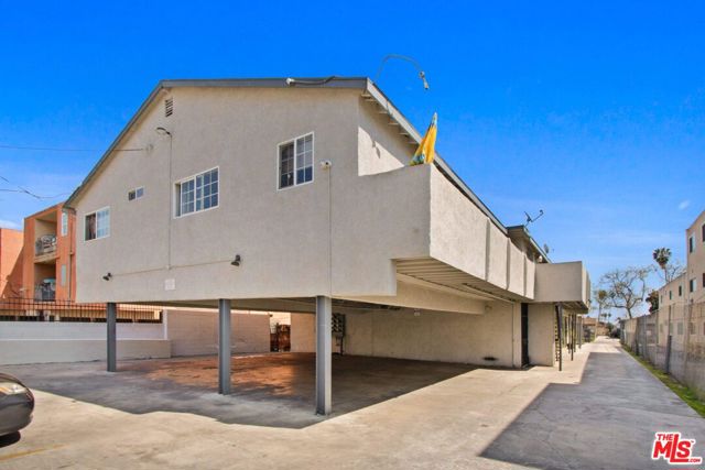 6337 10th Avenue, Los Angeles CA: https://media.crmls.org/mediaz/dc01b66e-d2f4-4f77-b1c1-58ffdfddac86.jpg