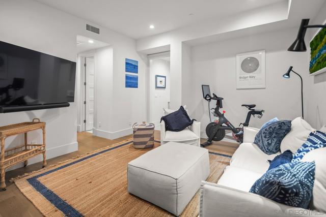 548 G Avenue, Coronado CA: https://media.crmls.org/mediaz/dc0273d0-a48a-4cef-9d17-eaeac5de226f.jpg