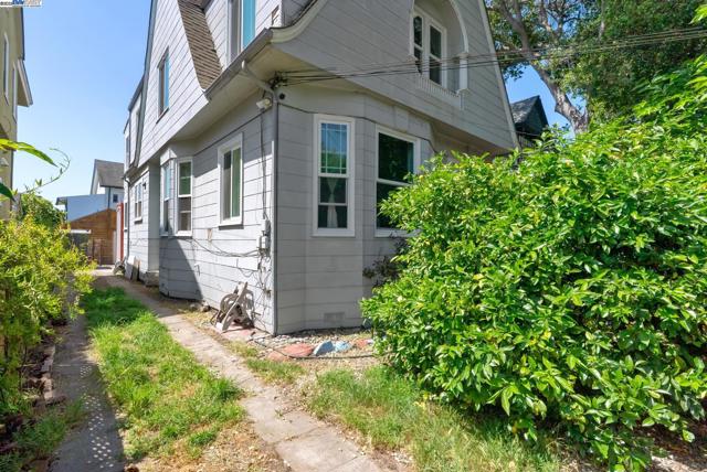 1706 Fairview St, Berkeley CA: https://media.crmls.org/mediaz/dc02c0ae-13d8-4dda-bb66-9713cd3381c8.jpg