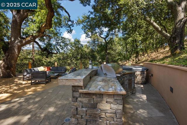 3949 Canyon Rd, Lafayette CA: https://media.crmls.org/mediaz/dc039df3-0482-48f9-907d-aa094183f1be.jpg