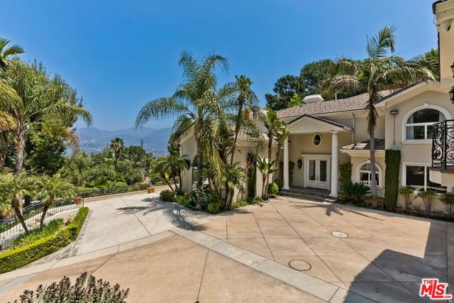 732 Saint Katherine Drive, La Canada Flintridge CA: https://media.crmls.org/mediaz/dc040f6f-6538-4180-9fcd-927306b492ca.jpg