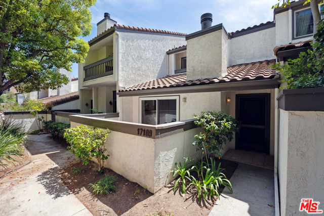 17109 Palisades Circle, Pacific Palisades CA: https://media.crmls.org/mediaz/dc0442ce-f7a5-4b6e-a067-8a07c6d3a1a3.jpg