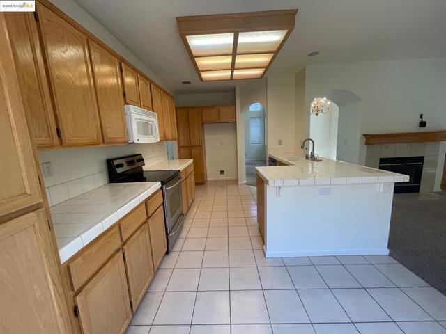 538 Apple Hill Dr, Brentwood CA: https://media.crmls.org/mediaz/dc0618f4-0dec-4d26-9294-8472f8aab739.jpg