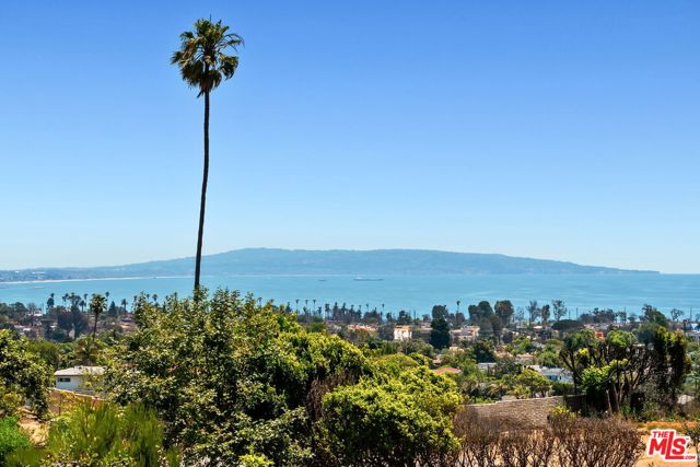 1166 LAS PULGAS Place, Pacific Palisades CA: https://media.crmls.org/mediaz/dc079516-8a95-4cd7-973a-417e96dc92f8.jpg