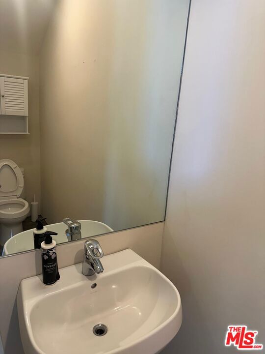 2452 Penmar Avenue, Venice CA: https://media.crmls.org/mediaz/dc08698c-ed6b-49f2-b011-338244bdd174.jpg