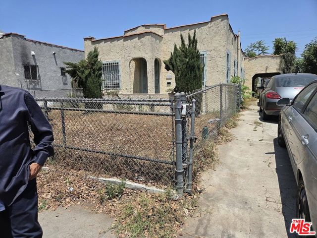 617 E 83rd Street, Los Angeles CA: https://media.crmls.org/mediaz/dc08960a-7b61-42ef-bf8e-b9f7674407df.jpg