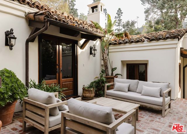 9301 Cherokee Lane, Beverly Hills CA: https://media.crmls.org/mediaz/dc08c652-5e55-461b-bcd6-8e8c5d18dbcb.jpg